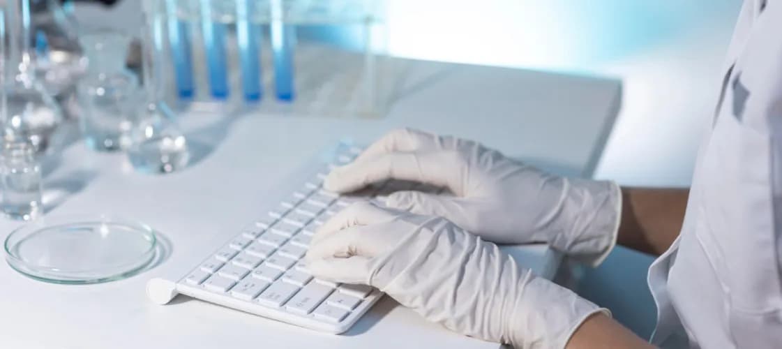 Analityka medyczna co po studiach: jakie masz możliwości kariery?