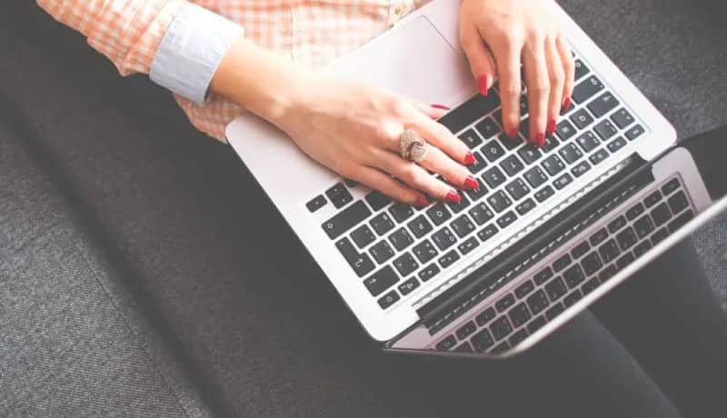 Praca po studiach dziennikarskich: Jak uniknąć trudności na rynku pracy