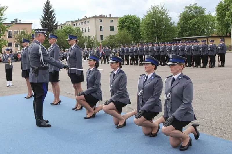 Awans w policji po studiach – jak uniknąć pułapek i przyspieszyć karierę