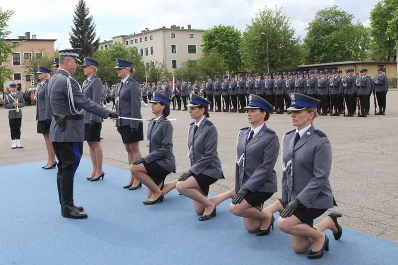 Awans w policji po studiach – jak uniknąć pułapek i przyspieszyć karierę